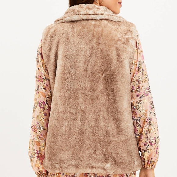NWT Loft Faux Fur vest neutral cream gray with pockets vegan hidden closure - Picture 3 of 7